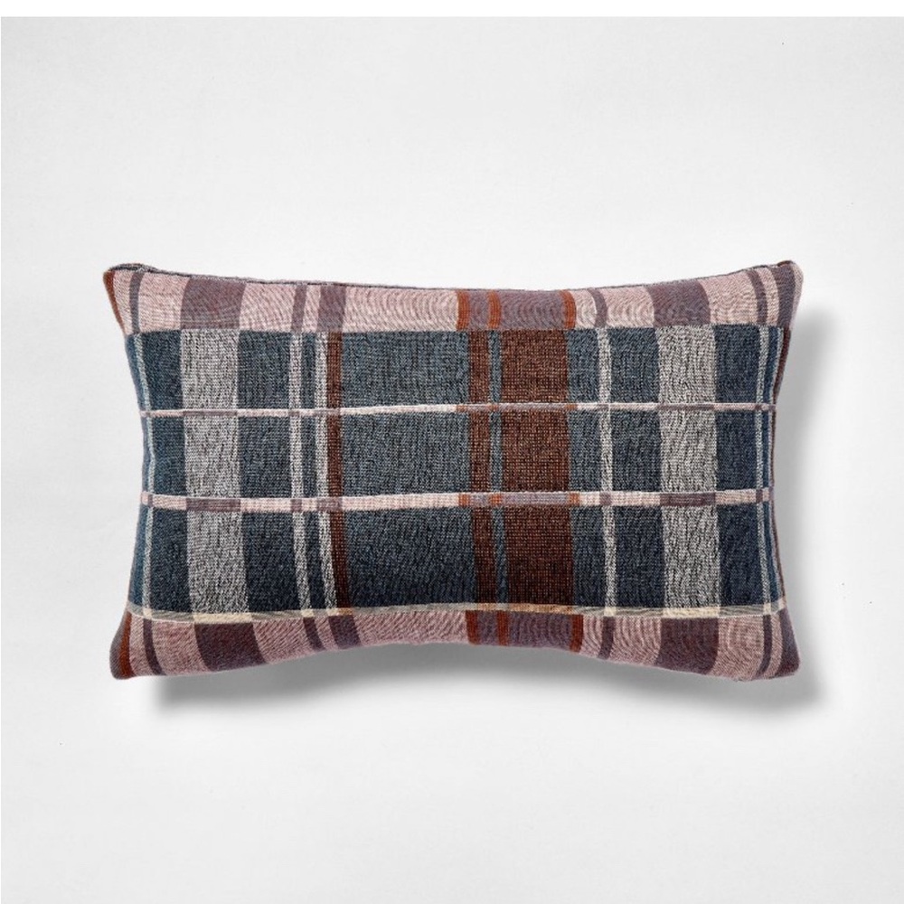 Threshold lumbar pillow